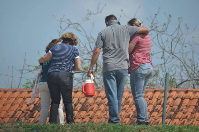 Sobreviventes pedem que barco seja guinchado para por fim a agonia