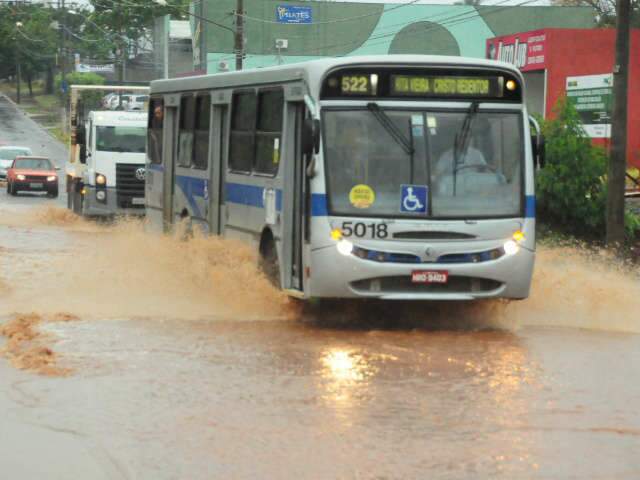  Chuva traz de volta problemas de alagamento em pontos j&aacute; conhecidos -