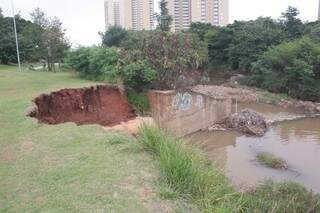 Erosão avança e praça segue sem atrativos. (Foto: Marcos Ermínio)