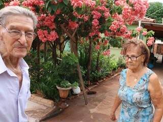Terezinha ajudou Sebastião a vida toda no trabalho da fazenda, hoje é ele quem ajuda a esposa no jardim (Foto: Kimberly Teodoro)