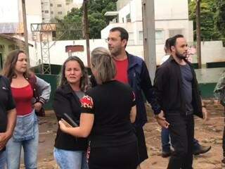 Vereador Cirilo Ramão (camiseta vermelha) e seus familiares no momento em que era xingado por eleitores (Foto: Reprodução)