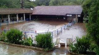 Chuva causou alagamentos em Amambai. (Foto: Direto das Ruas)