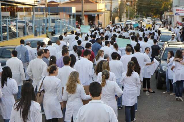 Manifesta&ccedil;&atilde;o de m&eacute;dicos fecha rua e tumultua tr&acirc;nsito no Centro