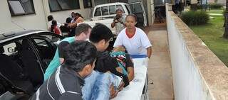 Índio chega ao hospital de Sidrolândia, baleado. (Foto: Região News)