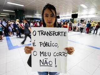Uma mulher segura um cartaz durane protesto contra o assédio às mulheres no metrô na estação da República, no centro de São Paulo (Foto: Dario Oliveira/Código 19/Estadão Conteúdo)