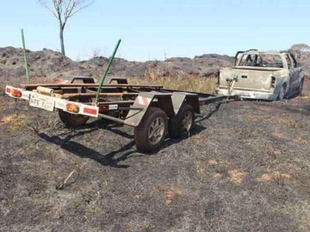 Inc&ecirc;ndio em vegeta&ccedil;&atilde;o se alastra e atinge ve&iacute;culos as margens de rodovia