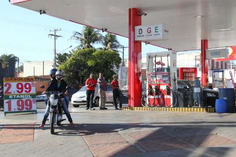 Após notificação do Procon, preço da gasolina cai até R$ 0,40 no Centro