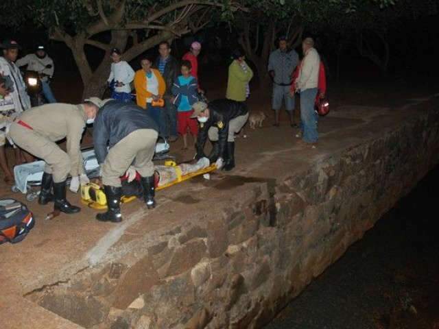  Ciclista perde a dire&ccedil;&atilde;o e cai dentro de c&oacute;rrego, em F&aacute;tima do Sul