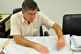 Secretário Wilson Tavares mostra no mapa trecho da MS-178 que será inaugurado (Foto: Luciano Muta)