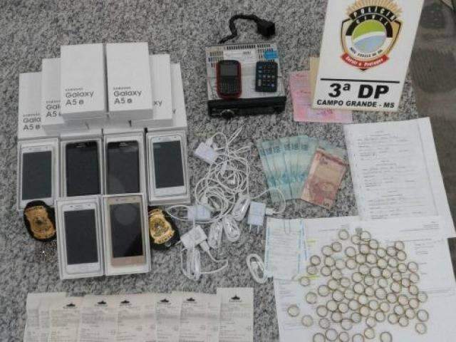 Baianos s&atilde;o presos tentando vender r&eacute;plica de celular e alian&ccedil;as falsas