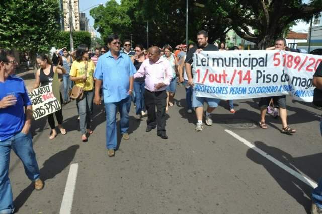 Professores rejeitam projeto de adiamento do reajuste apresentado por Olarte