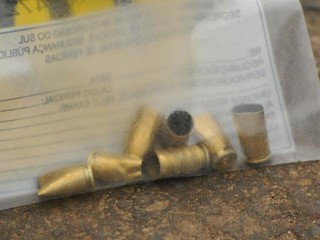 Cápsulas das balas disparadas pelo PRF que matou empresário (Foto: Alcides Neto)
