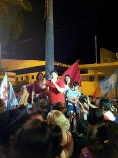 Paulo Duarte, eleito em Corumbá, discursa em meio à comemoração.