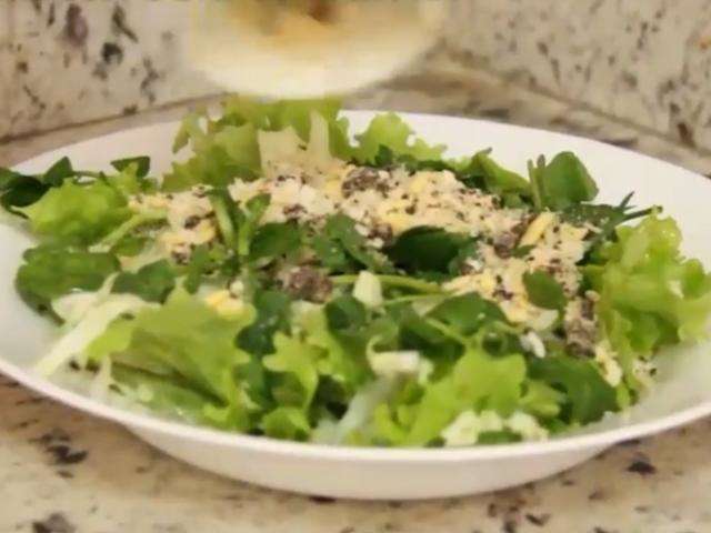 Na fam&iacute;lia de Kisie, farofa de prote&iacute;na de soja &eacute; combina&ccedil;&atilde;o perfeita com salada