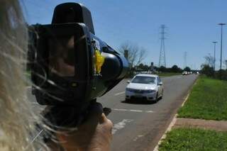 Radar móvel é utilizado nas avenidas de Campo Grande. (Foto: Alcides Neto)