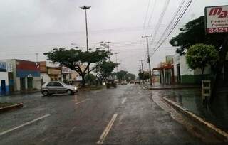 Chuva continua nesta segunda-feira em Dourados (Foto: Helio de Freitas)