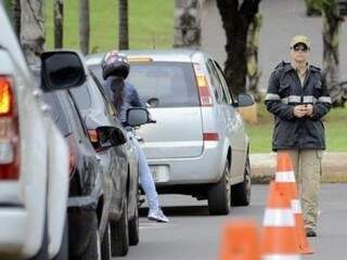 Agente de trânsito em ponto parcialmente interditado da Capital (Foto: Divulgação)