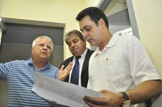 Edil, Alceu e Flavio analisando a defesa do prefeito Alcides Bernal (Foto: João Garrigó)