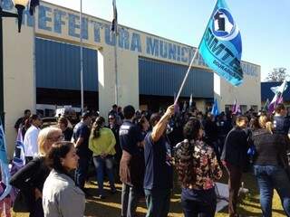 Educadores durante protesto hoje de manhã na prefeitura (Foto: Divulgação)