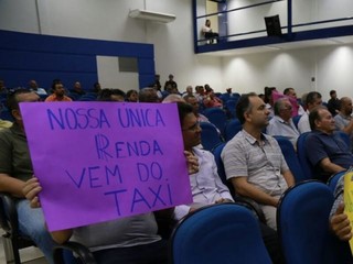 Taxistas e mototaxistas ocupam o plenário da Câmara para tentar reverter decisão pela não limitação no número de Ubers (Foto: Alcides Neto)
