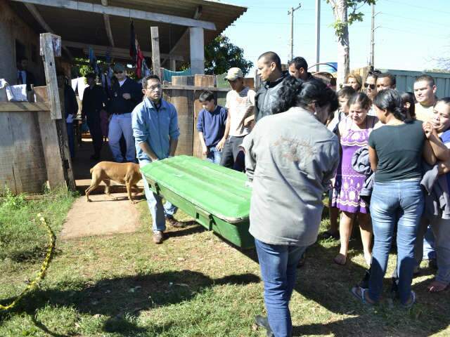  Jovem &eacute; perseguido, invade almo&ccedil;o de fam&iacute;lia e morre a tiros e facada