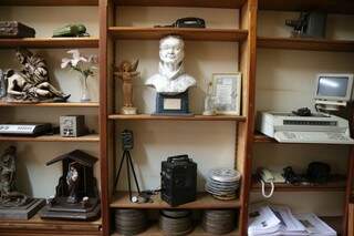 São mais de 80 objetos antigos guardados em uma das salas do convento. (Foto: Fernando Antunes)