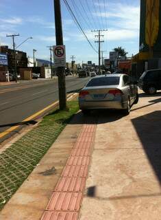 Carro estacionado na calçada na rua Ceará, atrapalhando o tráfego de pedestres. (Foto: Repórter News)