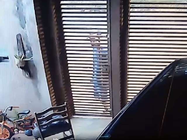 Mulher &eacute; agredida com mordidas e tem carro roubado em assalto na Capital