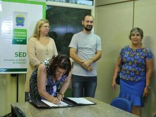 Documento de define comissão e reestruturação é assinado pela secretária de Educação, Maria Cecília (Foto: Alcides Neto)