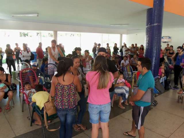 Mesmo dormindo na fila, pais temem n&atilde;o conseguir vaga em escolas