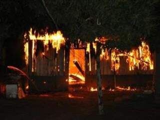 Incêndio destruiu casa de suspeito (Foto: Alisson Silva)