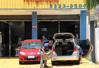 Funcionário de loja leva aparelho até carro de cliente: estoques acabaram. (Foto: Marcos Ermínio)