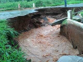 O grande volume de água não teve vazão suficiente e arrastou ponte. (Foto: Rio Pardo News)