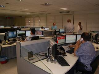 Centro onde técnicos acompanham o sistema de distribuição de energia da Enersul, em Campo Grande.