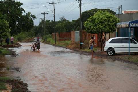 No Jardim Morenão, chuva alaga e causa prejuízo à família do bairro