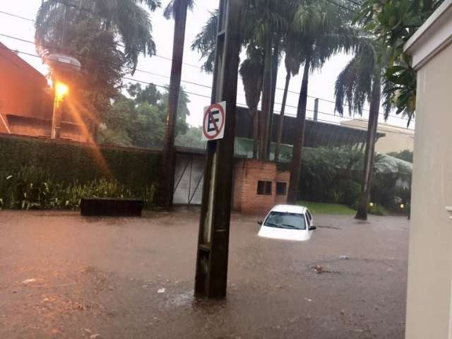 Chuva mata uma pessoa, arrasta carros e causa estragos no Paraguai