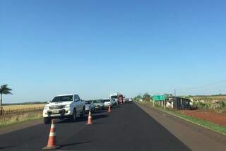  O fluxo de veículos é intenso e o tráfego é feito por meio de operação pare-e-siga. (Foto: Silvana Echeverria)