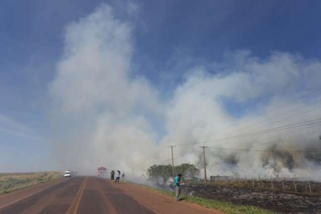 Caminhão bate em poste, derruba fios e causa incêndio no anel viário