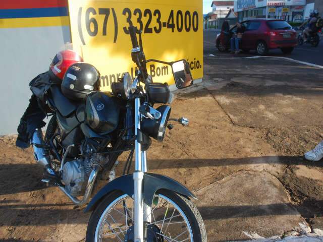 Casal fica ferido ao colidir motocicleta em Peugeot