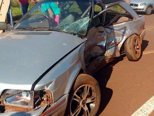 Mulher fica ferida ap&oacute;s carro que dirigia ser atingido por pick-up na MS-376