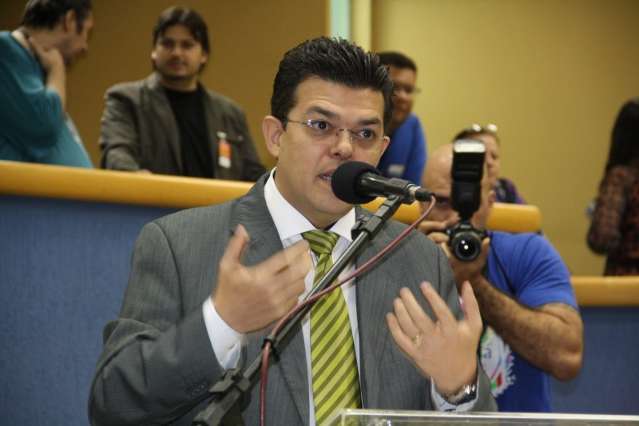Prefeito imita Bernal, confere crach&aacute; e evita falar com jornalistas