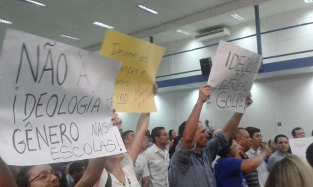 Plano com pol&ecirc;mica sobre g&ecirc;nero ser&aacute; votado hoje em regime de urg&ecirc;ncia