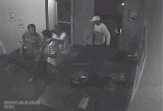 Três homens armados renderam dois funcionários do hotel na Capital. Imagens do circuito internado de segurança mostram a ação dos bandidos. (Foto: Reprodução/Câmera de segurança)