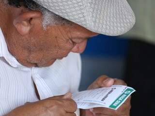 Apostador de &uacute;ltima hora faz fila para garantir &quot;fezinha&quot; na Mega da Virada