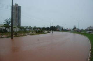 Avenida Via Park inundada pelo córrego Prosa. (Foto: Adriano Hany)