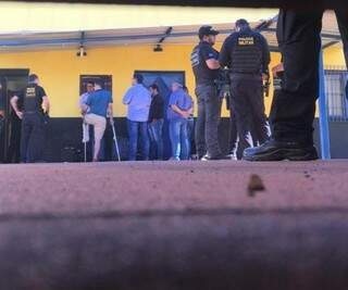 Alvos de operação contra corrupção na chegada ao Presídio de Trânsito, em Campo Grande. (Foto: Kisie Ainoã)