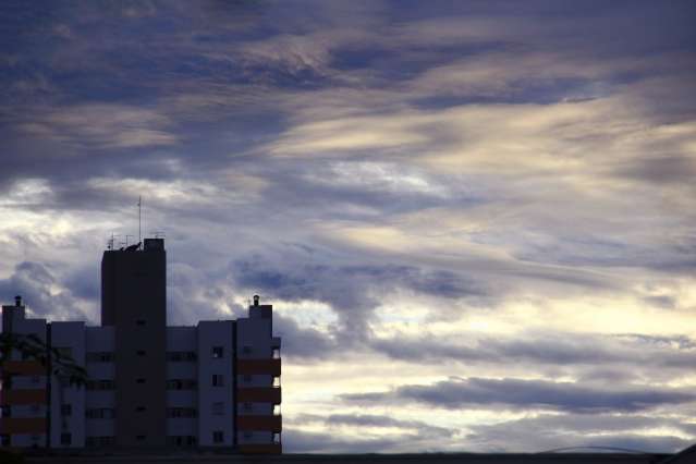 Quinta-feira ser&aacute; mais um dia nublado com pancadas de chuva no Estado 