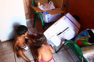 Filhos da paraguaia felizes com as doações dos leitores do Campo Grande News (Foto: Marcos Ermínio)