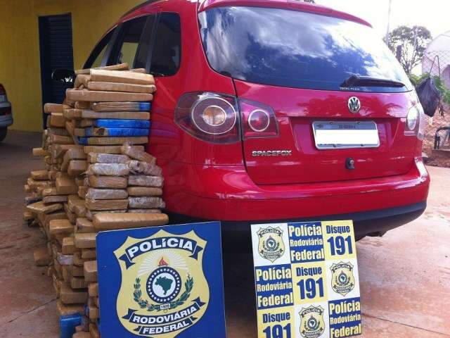  PRF apreende 288 kg de maconha, 7 mil pacotes de cigarro e recupera carro
