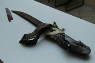 Facão e faca usada por jovem para roubar vítimas foram apreendidas (Foto: Marcos Ermínio)